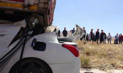 TIR'ın altına giren otomobilin sürücüsü Burak hayatını kaybetti