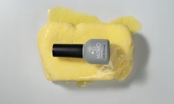 Tırnak tasarımında 2025'in trend rengi 'Butter Yellow'