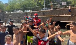 Türkiye'yi gezen 'Örümcek Adam', Diyarbakır'daki Anzele suyunda çocuklar ile serinledi