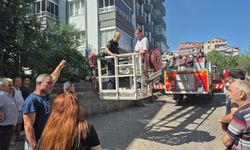 Yangın çıkan apartmanda mahsur kalan 5 kişi, itfaiye merdiveniyle tahliye edildi