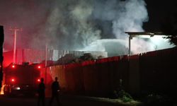 Yangına müdahale sırasında itfaiye aracından düşen itfaiye eri yaralandı