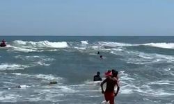 Yasağa rağmen denize açıldılar; son anda boğulmaktan kurtarıldılar