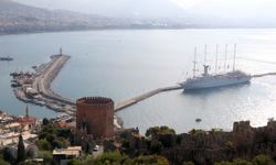 Yelkenli yolcu gemisi Club Med 2, Alanya Limanı'na demirledi