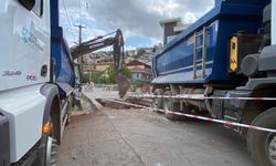Yol çöktü, kamyon oluşan çukura düştü