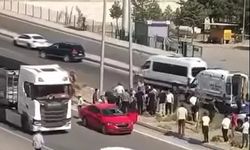 Yolun karşısına geçerken otomobilin çarptığı yaya ağır yaralandı