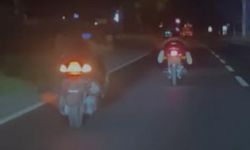 Yüzüstü uzanıp kullandıkları motosikletleriyle trafiği tehlikeye düşürdüler