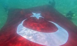 Zafer Bayramı'nı su altında bayrak açarak kutladılar