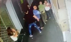 Adana'da 2 erkek, kadını dükkanın önünde darbetti; o anlar kamerada