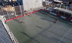 Adana'nın tarihi dokusunun arasındaki 5 katlı binanın damında futbol