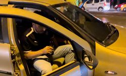 Alkollü sürücü, polisi görünce kaçmaya çalıştı; o anlar kamerada