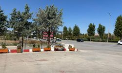 Ankara'da kaldırıma çıkan otomobilin oto yıkama dükkanına uçtuğu kaza kamerada