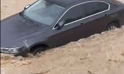 Ankara'da sağanak; yollar göle döndü, istinat duvarı yıkıldı