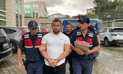 Annesiyle gönül ilişkisi yaşadığını iddia ettiği kişiyi, 2 arkadaşıyla birlikte kaçırıp darbettiler