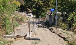 Arazisinden geçen yolu, tel örgü ve beton bloklarla kapattı
