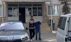 Bahşiş almak için gelin aracının kaputunda metrelerce ilerledi; o anlar kamerada