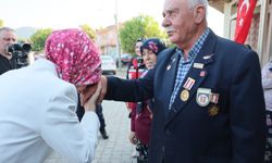 Bakan Göktaş'tan 48 yıllık evli çifte ziyaret