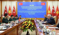 Bakan Güler, Vietnam'da askeri törenle karşılandı