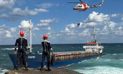Bakan Yerlikaya'dan karaya oturan gemideki mürettebatı kurtaran helikopter pilotu üsteğmene tebrik