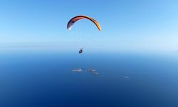 Bedensel engelli turist, 2 bin 365 metreden yamaç paraşütüyle ikili atlayış yaptı