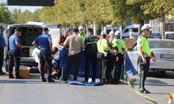 Belediye otobüsünden inip, yolun karşısına geçmek isterken otomobilin çarpmasıyla öldü