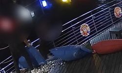 Belediyenin işlettiği kafenin masa ve oturaklarını kırdılar, o anlar kameraya yansıdı