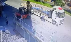 Bisikletiyle ilerlerken forkliftin çatalına çarpıp ağır yaralandı; kaza anı kamerada