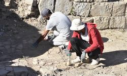 Bitlis Kalesi'ndeki kazılarda tuğla zemin ve kalenin anahtarı bulundu