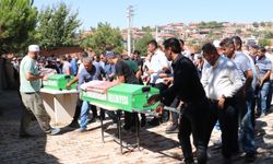 Boşanma kararının çıktığı gün eşi tarafından öldürülen Kübra ve annesi yan yana defnedildi