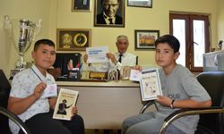 Bu mahallede kitap okuyan çocuklar ücretsiz saç tıraşı olabiliyor