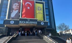 Buca Belediyesi'nde maaş alamayan işçiler belediye binasını 'işgal' etti