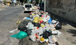 Buca'da maaş alamadıkları gerekçesiyle belediye binasını işgal eden işçilerin eylemi sürüyor