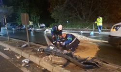 Bursa'da aydınlatma direğine çarpan sürücü, otomobilini bırakıp kaçtı