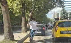 Çocukların skuter ile tehlikeli yolculuğu kamerada