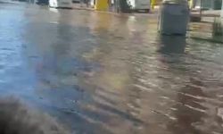 Çöp yığınları kanalları kapatınca mahalleyi su bastı