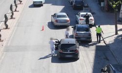 Denetimden kaçmak için eşiyle yer değiştiren ehliyetsiz sürücü dronla görüntülendi