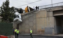 Devrilen TIR'ın kupası viyadükte asılı kaldı; şoförü yaralandı