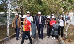 Dünya Temizlik Günü'nde sokaklardaki izmaritleri ve çöpleri topladılar