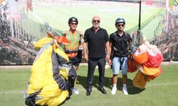 Dünya üçüncüsü sporcu paraşütle tesislere inip, kupayı başkana verdi