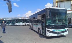 El freni çekilmeyen otobüs, başka otobüse çarptı; kaza kamerada