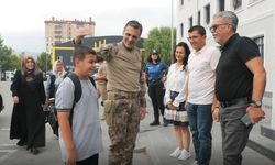 Emniyet müdürü, eğitim yılının ilk gününde şehit çocuklarını okuluna bıraktı