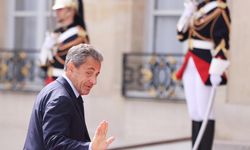 Eski Fransa Cumhurbaşkanı Sarkozy yolsuzlukla yargılandığı davada suçlu bulundu