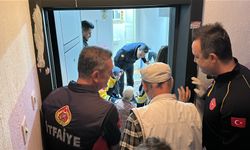 Evinde yere düşen 80 yaşındaki kişiyi, balkondan içeri girip kurtardılar