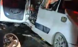Hafif ticari araç, kamyona arkadan çarptı: 2 ölü, 1 yaralı