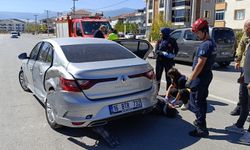 Hafif ticari araç, otomobile çarptı; 4 yaralı
