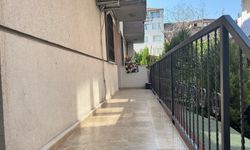 Hırsızlık için girdiği binada kapıları açamayınca terliklerini bırakıp ayakkabı çaldı