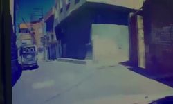 Husumetli akrabasının tabancalı saldırısında yaralandı; o anlar kamerada