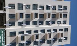 İnşa ettikleri binalara, Kartalkaya'daki yangın faciasında ölenler için 78 çarşaf astı