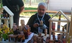 İnternetten yapmayı öğrendiği ahşap el yontması figürleri, festivallerde sergiliyor