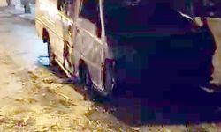İstanbul- Avcılar'da çaldıkları minibüs alev aldı; şüpheliler yaya olarak kaçtı