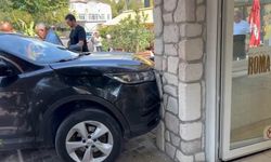 İstanbul - Avcılar'da gaz pedalı takılı kalan otomobilin kaza yaptığı anlar kamerada